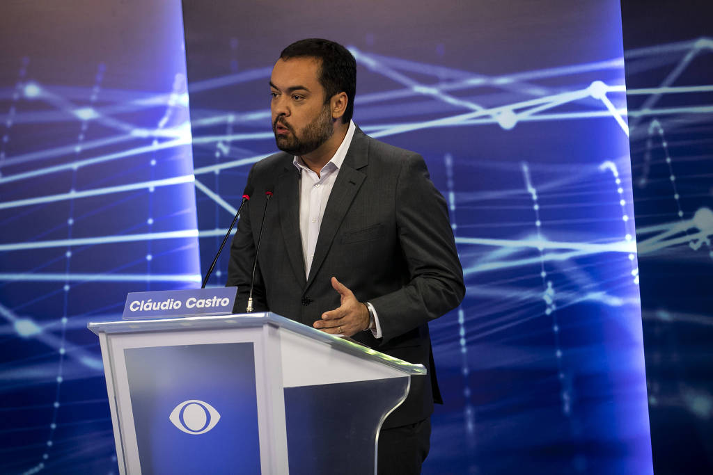 Claudio Castro durante debate na TV Bandeirantes entre os candidatos ao Governo do Rio de Janeiro