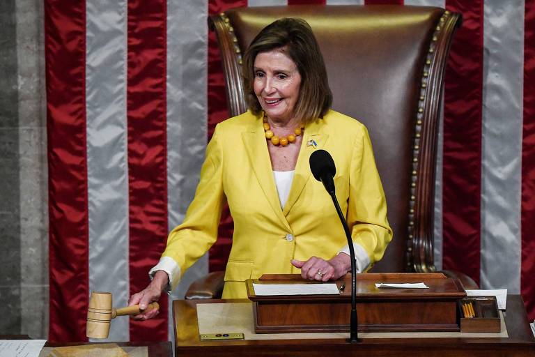 Presidente da Câmara dos Deputados dos EUA, Nancy Pelosi, bate o martelo após aprovação do projeto