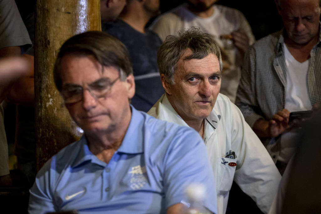 Renato Bolsonaro (de branco) e Jair Bolsonaro durante evento no Vale do Ribeira, em São Paulo Renato Bolsonaro (de branco) e Jair Bolsonaro durante evento no Vale do Ribeira, em São Paulo