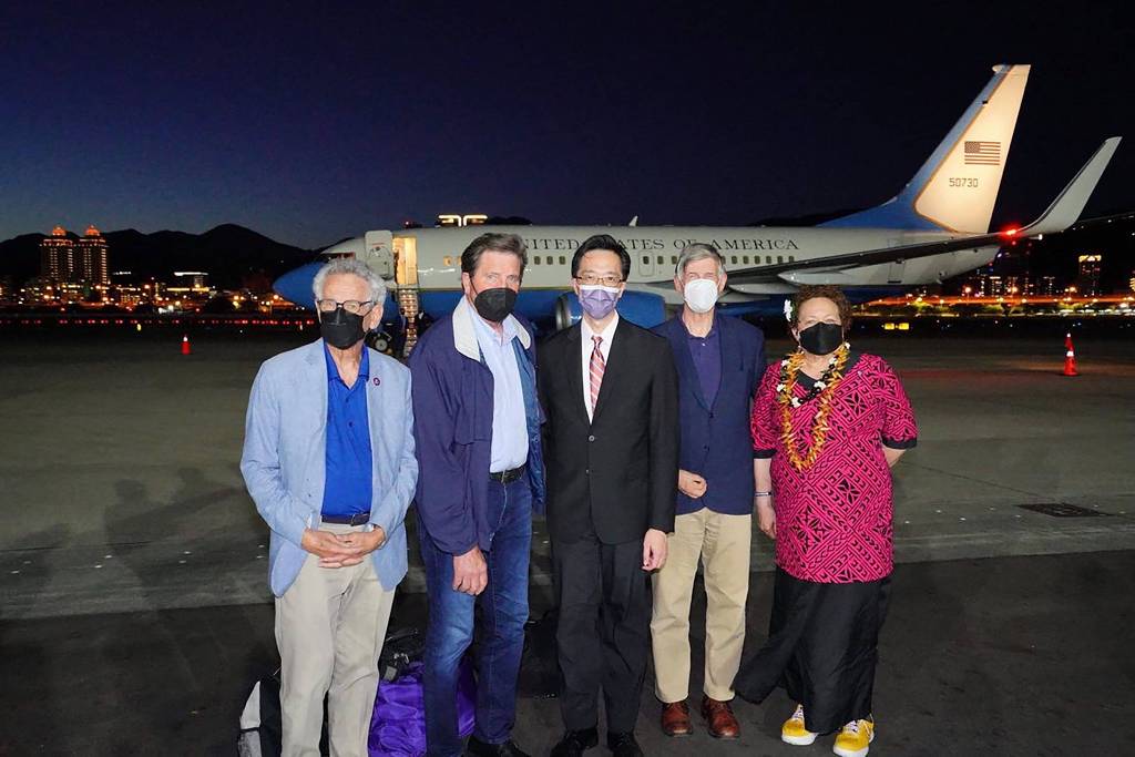 Os parlamentares dos EUA Alan Lowenthal, John Garamendi, Don Beyer e Aumua Amata posando com o diplomata taiwanês Douglas Yu-tien Hsu (ao centro) depois de chegarem ao aeroporto de Sungshan, em Taipei, neste domingo (14) Os parlamentares dos EUA Alan Lowenthal, John Garamendi, Don Beyer e Aumua Amata posando com o diplomata taiwanês Douglas Yu-tien Hsu (ao centro) depois de chegarem ao aeroporto de Sungshan, em Taipei, neste domingo (14)