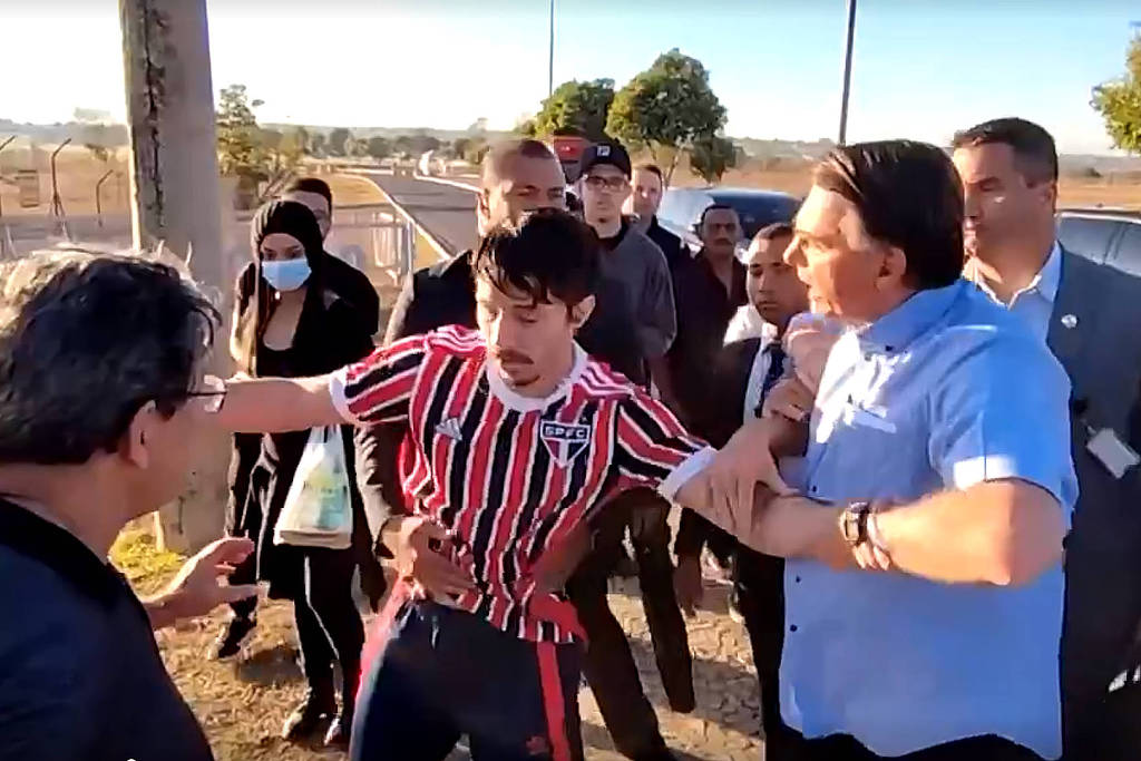 Bolsonaro é chamado de 'tchutchuca do centrão' e se envolve em confusão com youtuber no Alvorada Bolsonaro é chamado de 'tchutchuca do centrão' e se envolve em confusão com youtuber no Alvorada