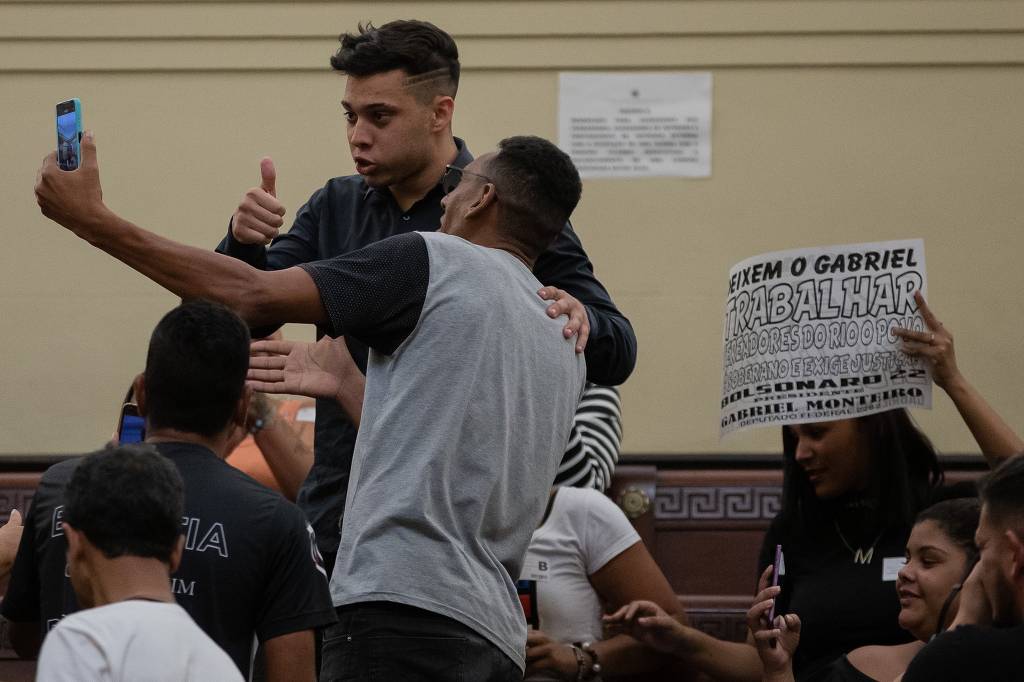 O ex-vereador Gabriel Monteiro (PL), que lidera em popularidade digital no RJ, cumprimenta apoiadores antes de ter o mandato cassado no último dia 18 O ex-vereador Gabriel Monteiro (PL), que lidera em popularidade digital no RJ, cumprimenta apoiadores antes de ter o mandato cassado no último dia 18