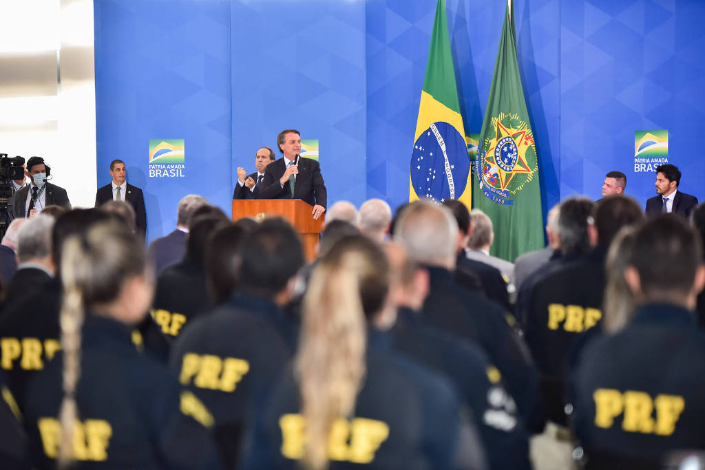 Bolsonaro participa do lançamento do Programa Rodovia no Palácio do Planalto e discursa para policiais da PRF 