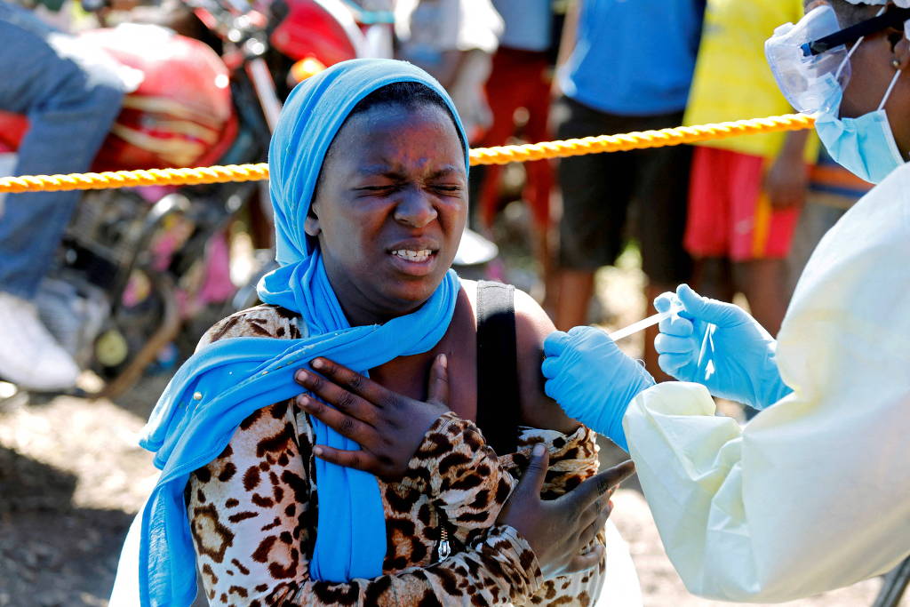 Mulher recebe vacina contra o vírus ebola em Goma, na República Democrática do Congo em agosto de 2019, durante surto da doença 