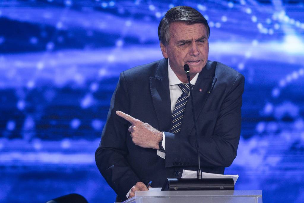 Debate dos presenciáveis para as eleições de 2022, organizado em pool pela Folha, UOL e TVs Bandeirantes e Cultura. Na foto, presidente Jair Bolsonaro (PL) gesticula