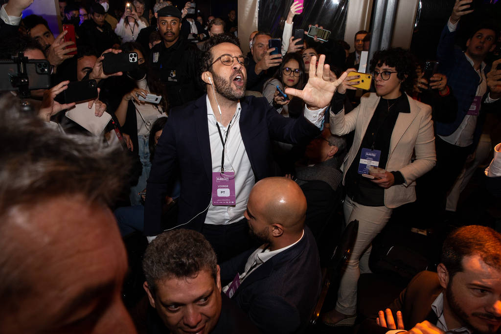 O candidato a deputado federal André Janones se envolve em confusão com convidados do PL durante transmissão do debate de candidatos à Presidência no lounge da TV Bandeirantes, em São Paulo