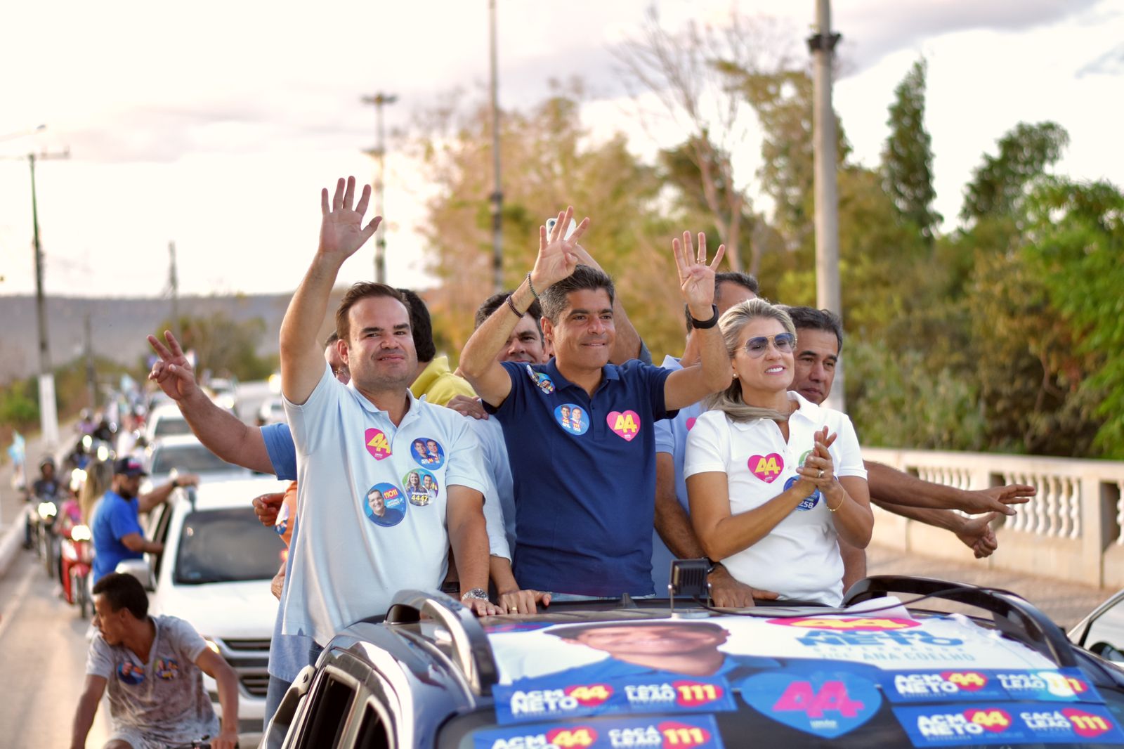 Cacá Leão (PP) e ACM Neto participam de carreata em Barreiras