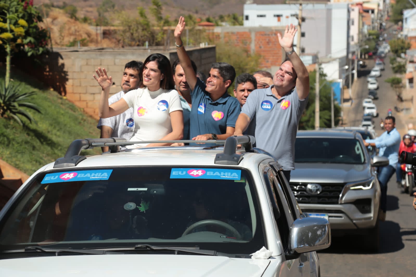 Ana Coelho (Republicanos), ACM Neto (União Brasil) e Cacá Leão (PP) participam de carreata em Urandi