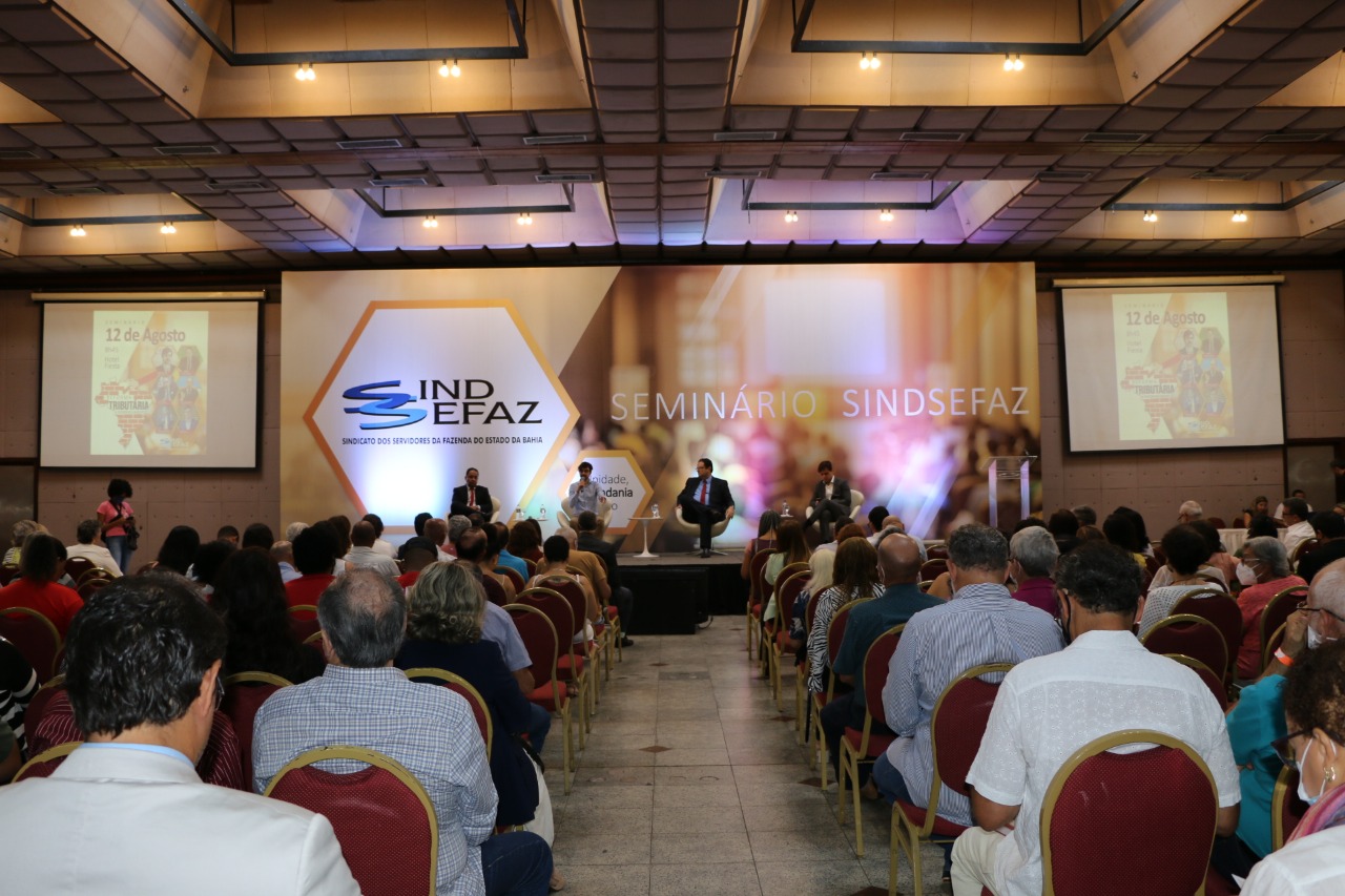 O evento contou com vários economistas importantes do país e reuniu 400 pessoas