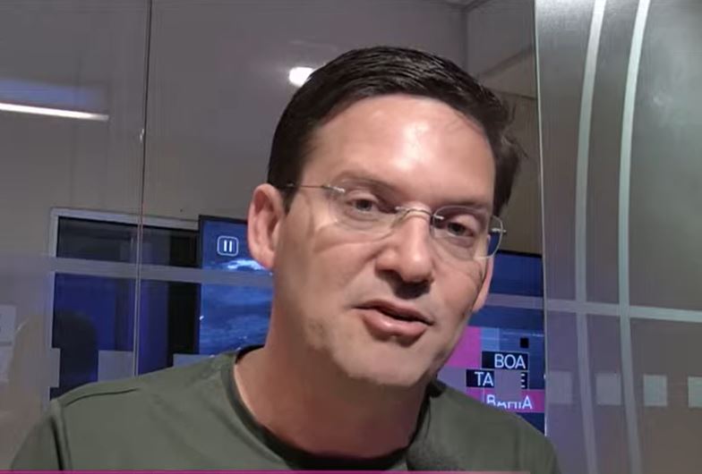 João Roma (PL), candidato a governador, durante entrevista à Rádio Band News