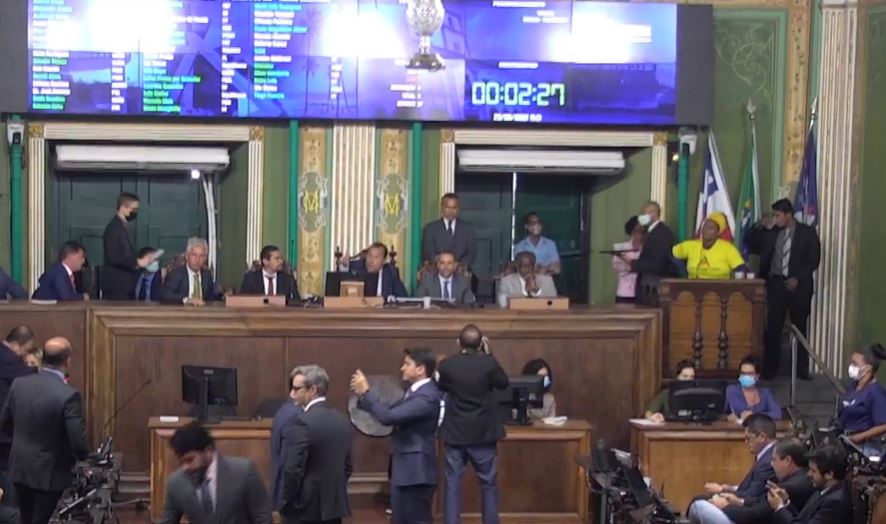 Agente de saúde e de endemias que ocuparam a tribuna e as galerias da Câmara chamaram vereadores governistas de "traidores" Agente de saúde e de endemias que ocuparam a tribuna e as galerias da Câmara chamaram vereadores governistas de "traidores"