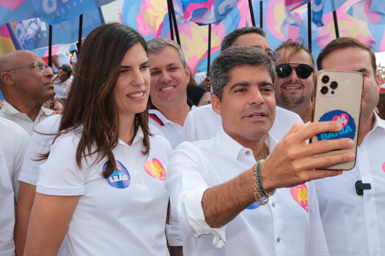 Ela é alvo de duas ações na Justiça Eleitoral por ainda constar como diretora da TV Aratu no quadro de sócios e administradores da empresa Ela é alvo de duas ações na Justiça Eleitoral por ainda constar como diretora da TV Aratu no quadro de sócios e administradores da empresa