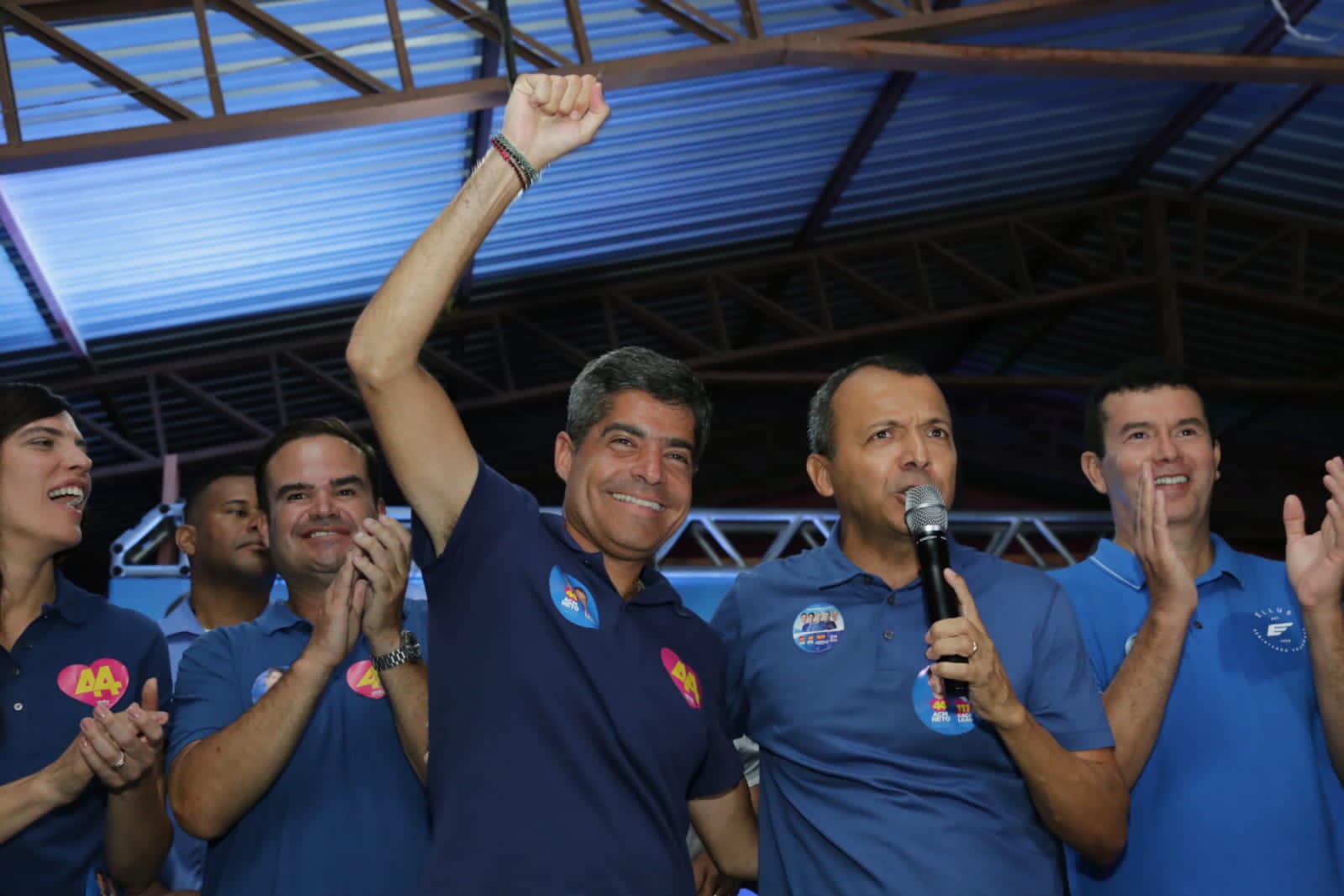 ACM Neto recebe apoio de prefeito de São Desidério em grande comício na cidade