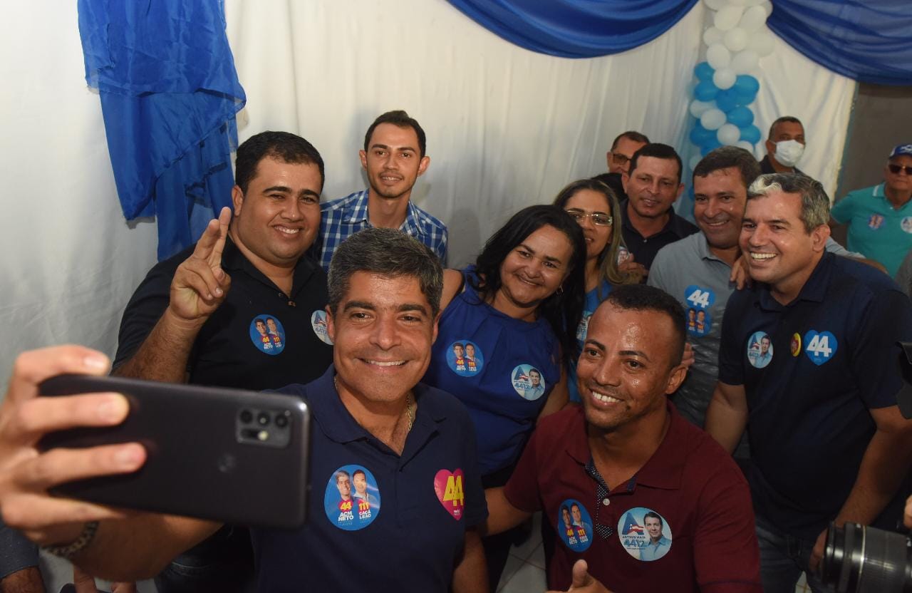 ACM Neto faz foto com apoiadores