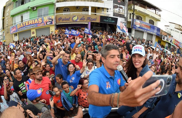 ACM Neto e Ana Coelho em evento de campanha no interior do Estado