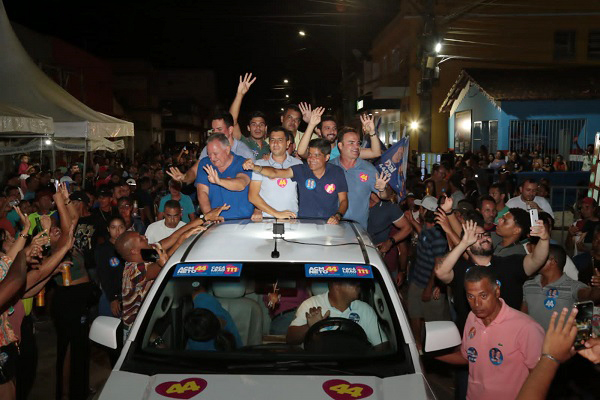 ACM Neto em carreata em Santa Luzia