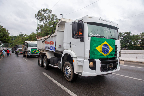 Caminhoneiros estão com dificuldades para acessar auxílio Caminhoneiros estão com dificuldades para acessar auxílio