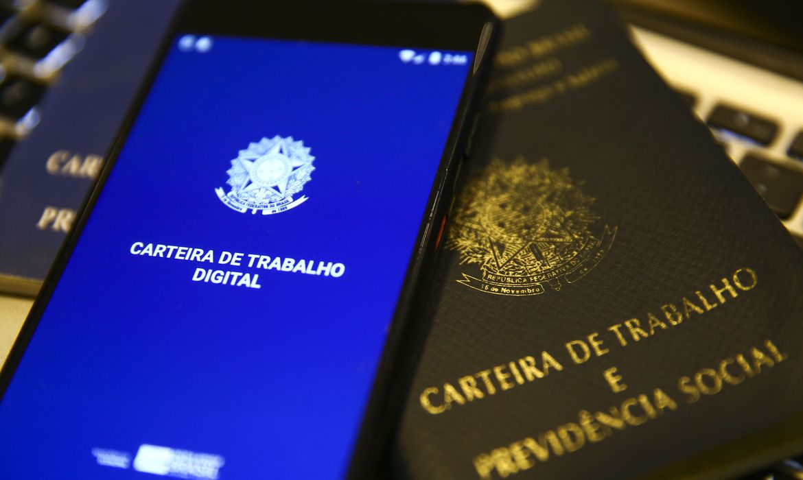 Mães solo têm renda 39% menor que a dos pais casados