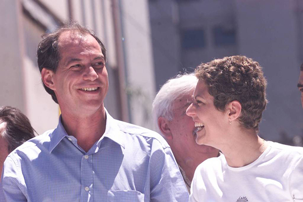 Ciro Gomes, candidato à presidência em 2002, acompanhado pela então mulher Patricia Pillar