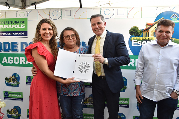 Entrega de títulos fundiários em Eunápolis Entrega de títulos fundiários em Eunápolis