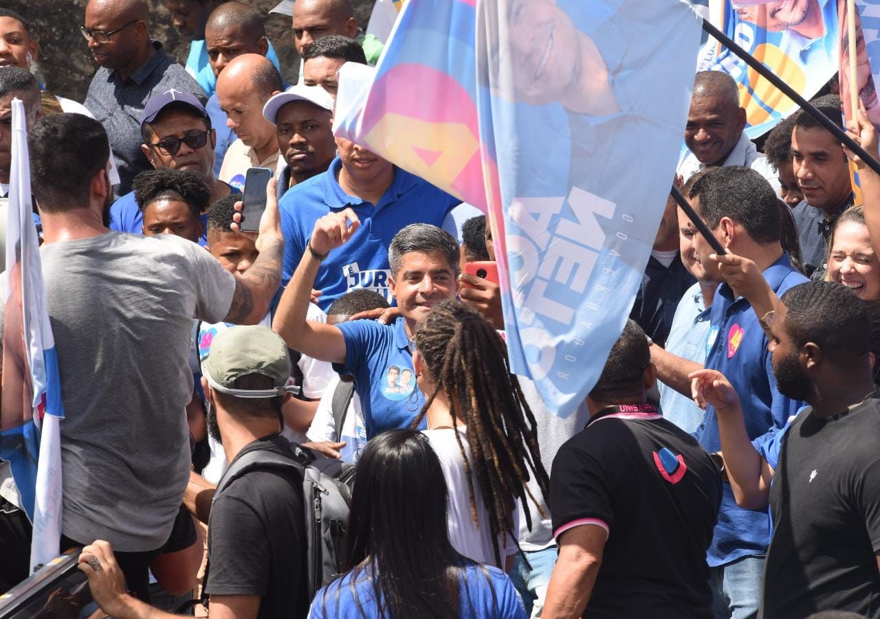 Candidato a governador percorreu ruas do bairro de Fazenda Coutos e recebeu palavras de carinho e apoio das pessoas