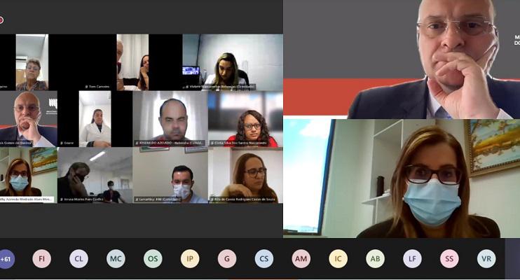 Promotores de Justiça, representantes das secretarias de Saúde do Estado e do Município de Salvador, dos conselhos Estadual de Saúde e dos Secretários Municipais de Saúde, do Sindicato dos Médicos e de outras entidades participaram