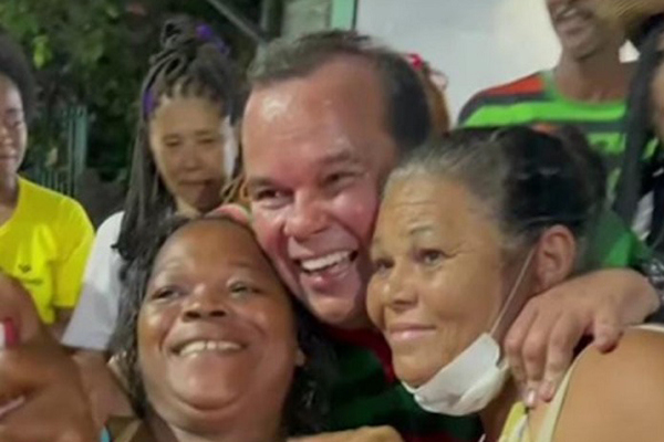 Geraldo Jr. com apoiadores no bairro Sete de Abril