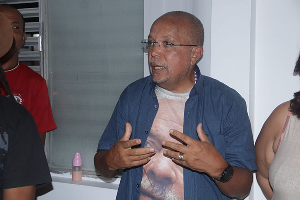 O vereador e candidato a deputado estadual Luiz Carlos Suíca (PT) na inauguração do comitê de campanha