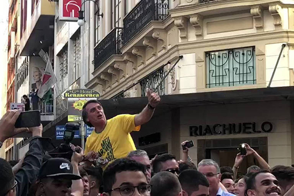 O então candidato à Presidência, Jair Bolsonaro, antes de levar uma facada em Minas Gerais