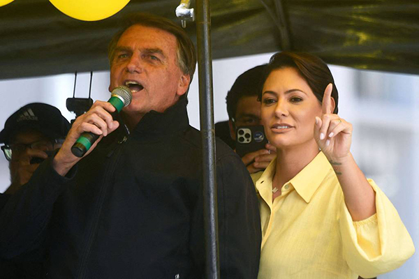 Michelle Bolsonaro ao lado do presidente Jair Bolsonaro (PL) em Juiz de Fora (MG)