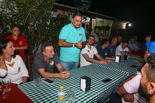 Luciano Araujo (em pé) conversa com apoiadores