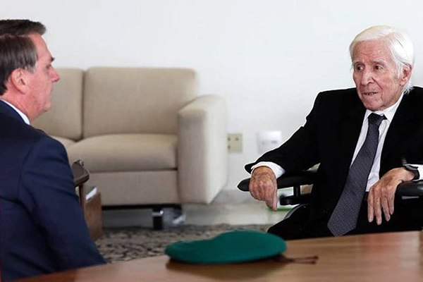 O Major Curió é recebido pelo presidente Jair Bolsonaro no Palácio do Planalto, em Brasília, em 2020 O Major Curió é recebido pelo presidente Jair Bolsonaro no Palácio do Planalto, em Brasília, em 2020