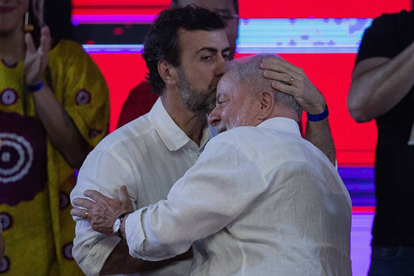 Marcelo Freixo com o ex-presidente Lula, durante o evento na Cinelândia, no centro do Rio de Janeiro