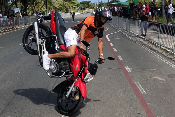 Motociclista participa de Mega Evento de Grau
