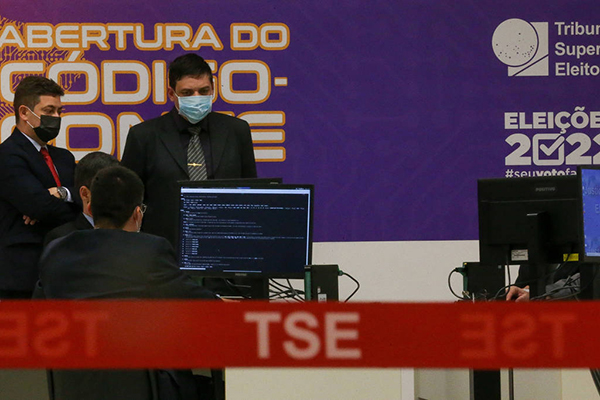Militares realizam a inspeção do código-fonte do sistema eletrônico de votação no TSE