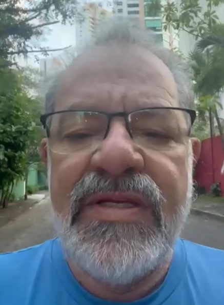 "Deus vai me dar uma orientação para que eu passe esse momento tão difícil na minha vida", disse o parlamentar, enquanto caminhava logo nas primeiras horas do dia