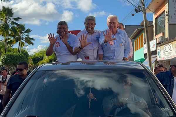 Senador Otto Alencar (PSD) com o candidato ao governo Jerônimo Rodrigues (PT) e o prefeito de Igrapiúna, Manoel Ribeiro (PP)