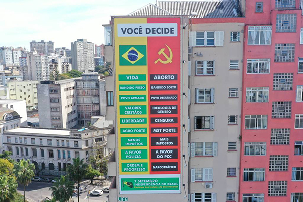Painel gigante instalado em edifício residencial de Porto Alegre convoca para atos de 7 de Setembro