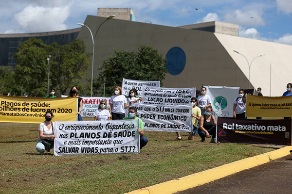Pais, responsáveis e usuários de planos de saúde fazem protesto em frente ao STJ, em Brasília Pais, responsáveis e usuários de planos de saúde fazem protesto em frente ao STJ, em Brasília