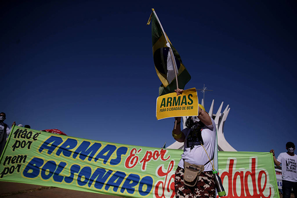Protesto pró-armas na Esplanada dos Ministérios, em Brasília, em 2020 Protesto pró-armas na Esplanada dos Ministérios, em Brasília, em 2020
