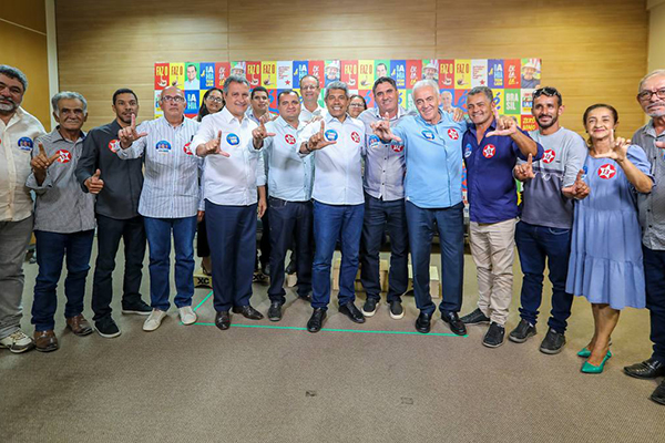 Rui, Jerônimo e Otto com prefeitos do interior do Estado