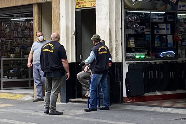 Homens fazem segurança em comércio na região central de São Paulo