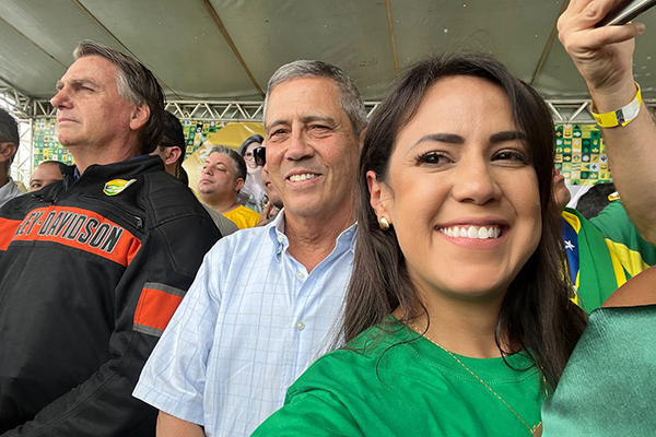 A deputada estadual Talita Oliveira (Republicanos) em evento com o presidente Jair Bolsonaro