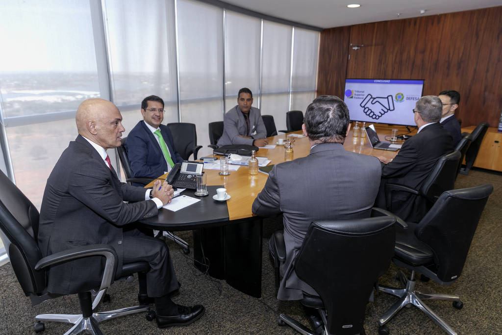 O presidente do Tribunal Superior Eleitoral (TSE), ministro Alexandre de Moraes, em reunião com o ministro da Defesa, Paulo Sérgio Nogueira 