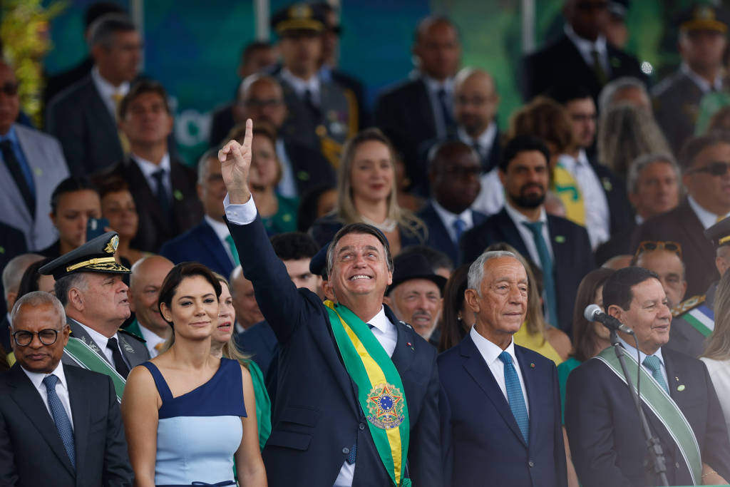 O presidente Jair Bolsonaro e a primeira-dama, Michelle, durante desfile de 7 de Setembro