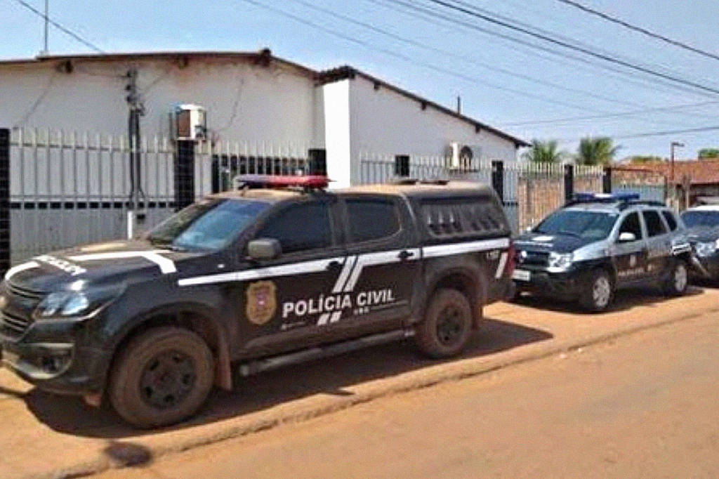 Viaturas estacionadas em frente a Delegacia de Polícia Judiciária Civil de Confresa, Mato Grosso Viaturas estacionadas em frente a Delegacia de Polícia Judiciária Civil de Confresa, Mato Grosso