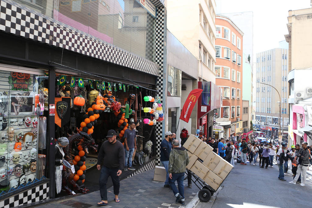 Lojas da região da 25 de Marco se preparam para a Copa do Mundo de Futebol