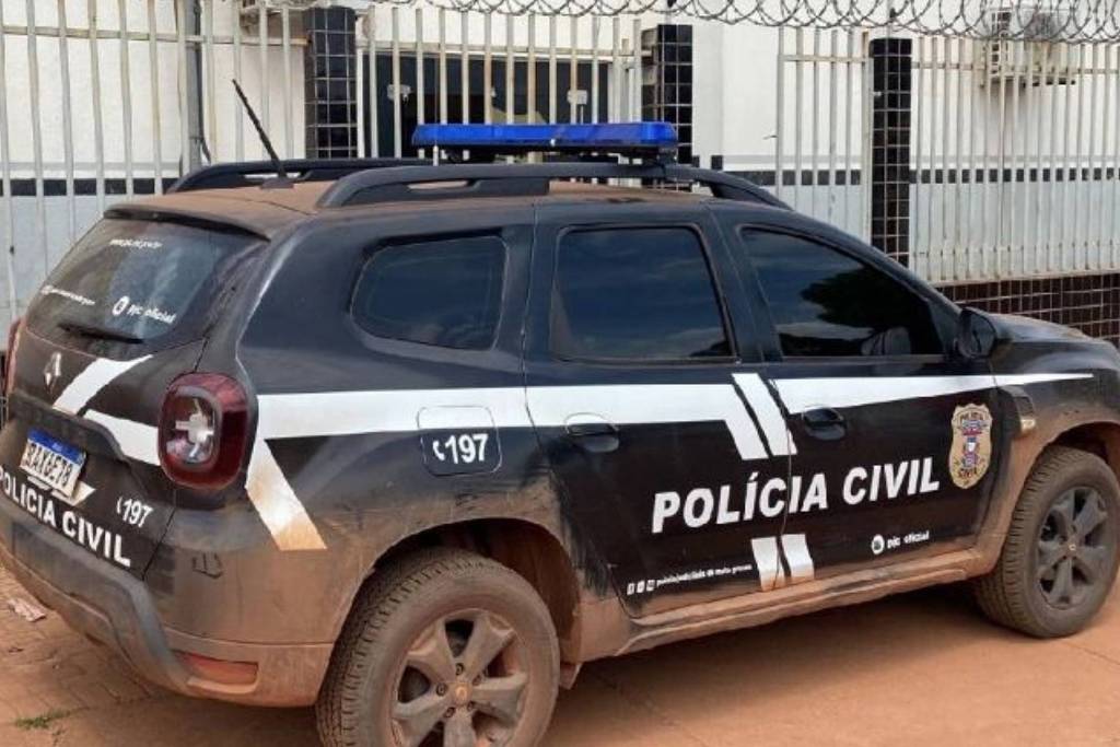 Viaturas estacionadas em frente a Delegacia de Polícia Judiciária Civil de Confresa, Mato Grosso