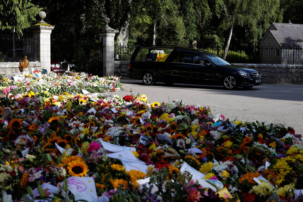 Carro deixa o Castelo de Balmoral com o caixão de Elizabeth 2ª na manhã deste domingo, na Escócia