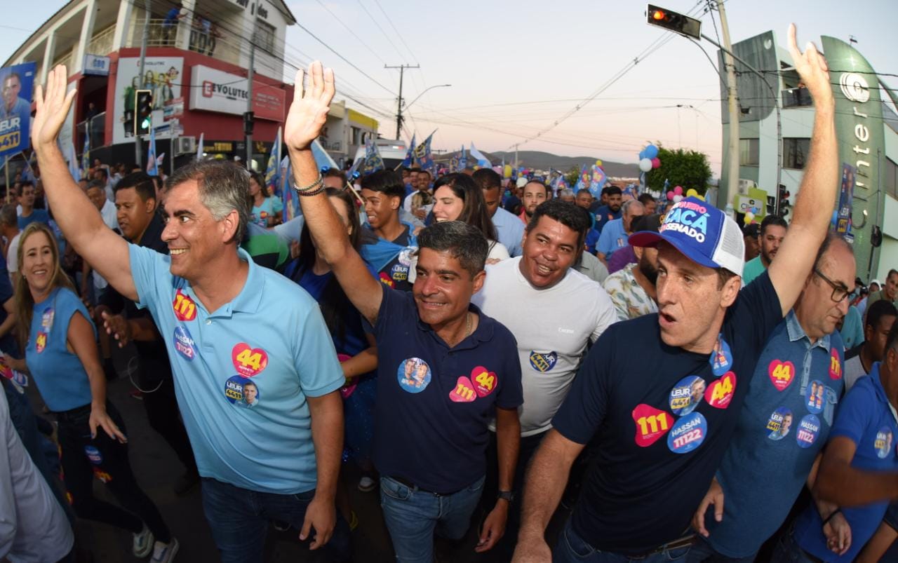 Candidato a governador foi recebido pelo prefeito Zé Cocá (PP) e por uma multidão numa caminhada pelo Centro da cidade Candidato a governador foi recebido pelo prefeito Zé Cocá (PP) e por uma multidão numa caminhada pelo Centro da cidade